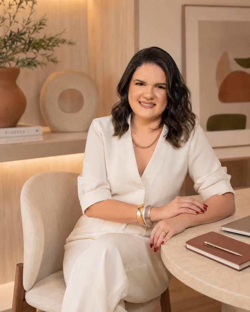 Dra. Naiara Mariano em ambiente clínico elegante